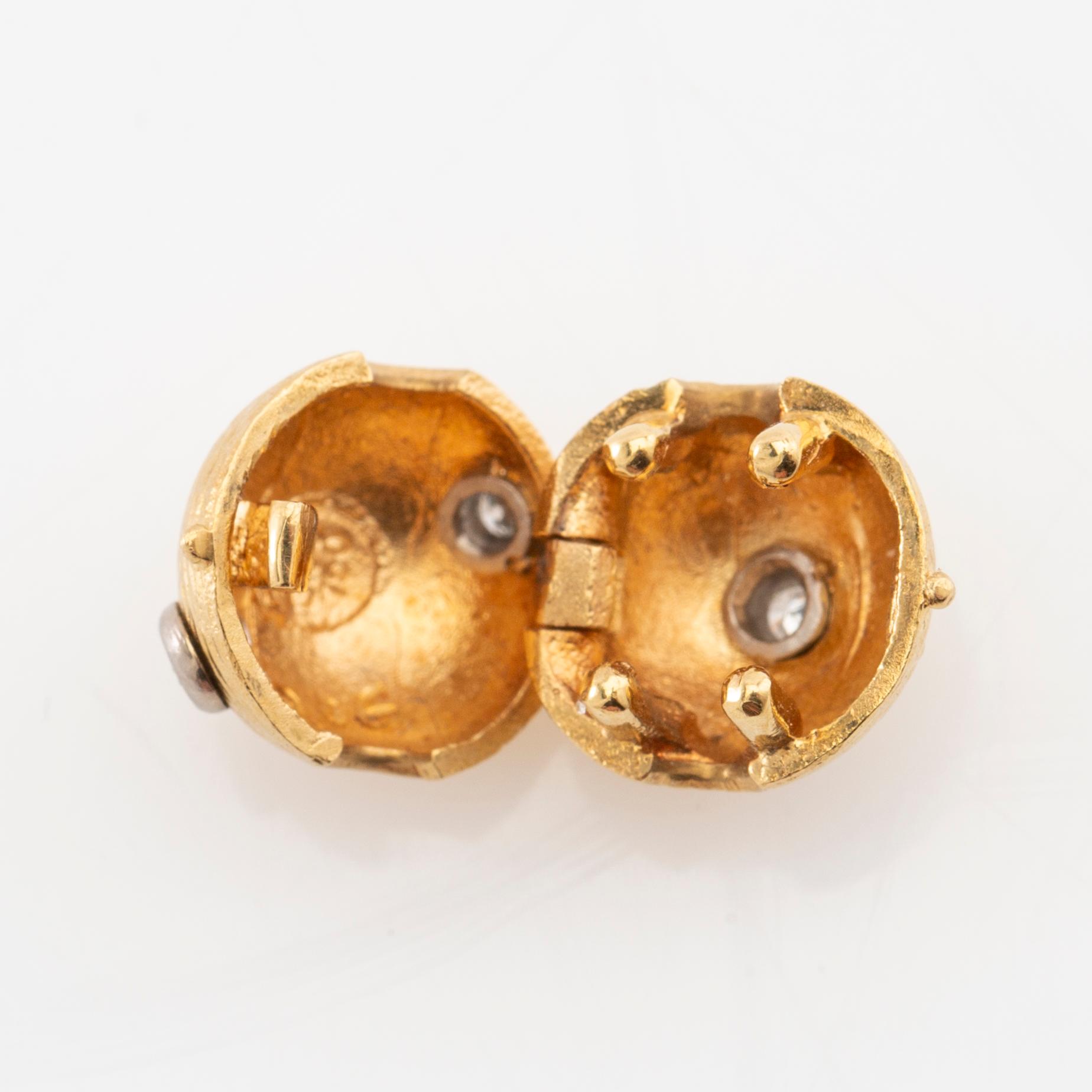 Ole Lynggaard, 18K gold clasp with round brilliant-cut diamonds.