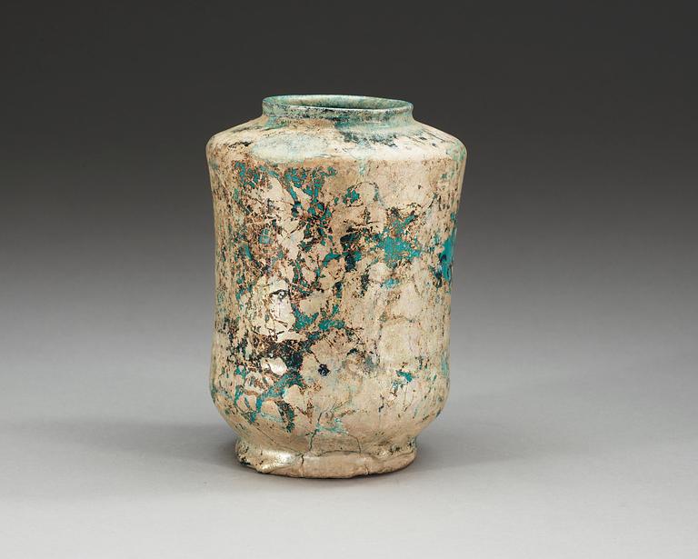 ALBARELLO, lergods. Turkos glasyr och svart dekor. Höjd 18 cm. Persien, Keshan tidigt 1200-tal.