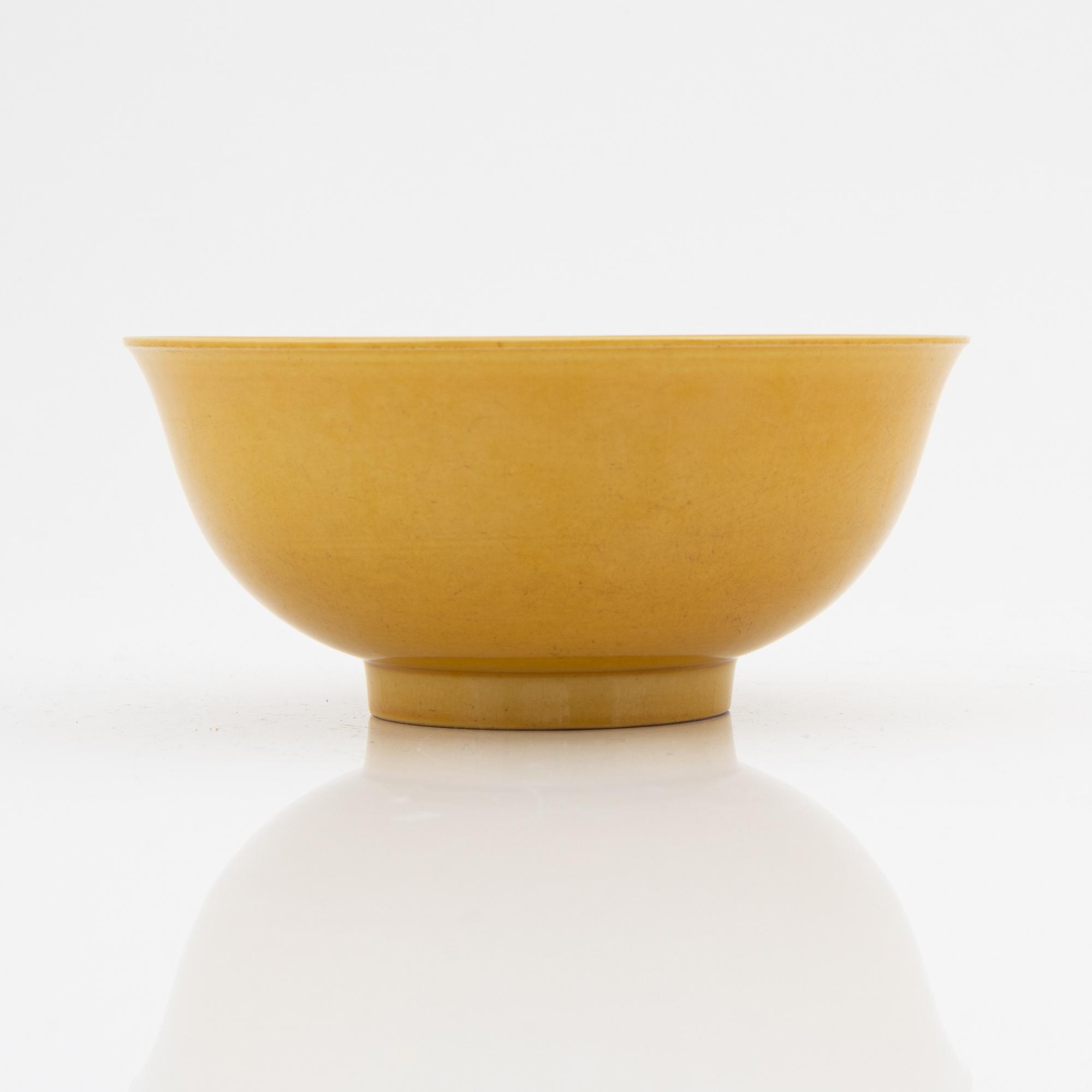 A Chinese yellow bowl, 20th century.