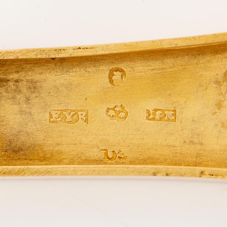 A Swedish 18K gold case, Erik Ytterbom, Stockholm 1810 and a 18K gold spatula, Gustaf Möllenborg, Stockholm 1866.