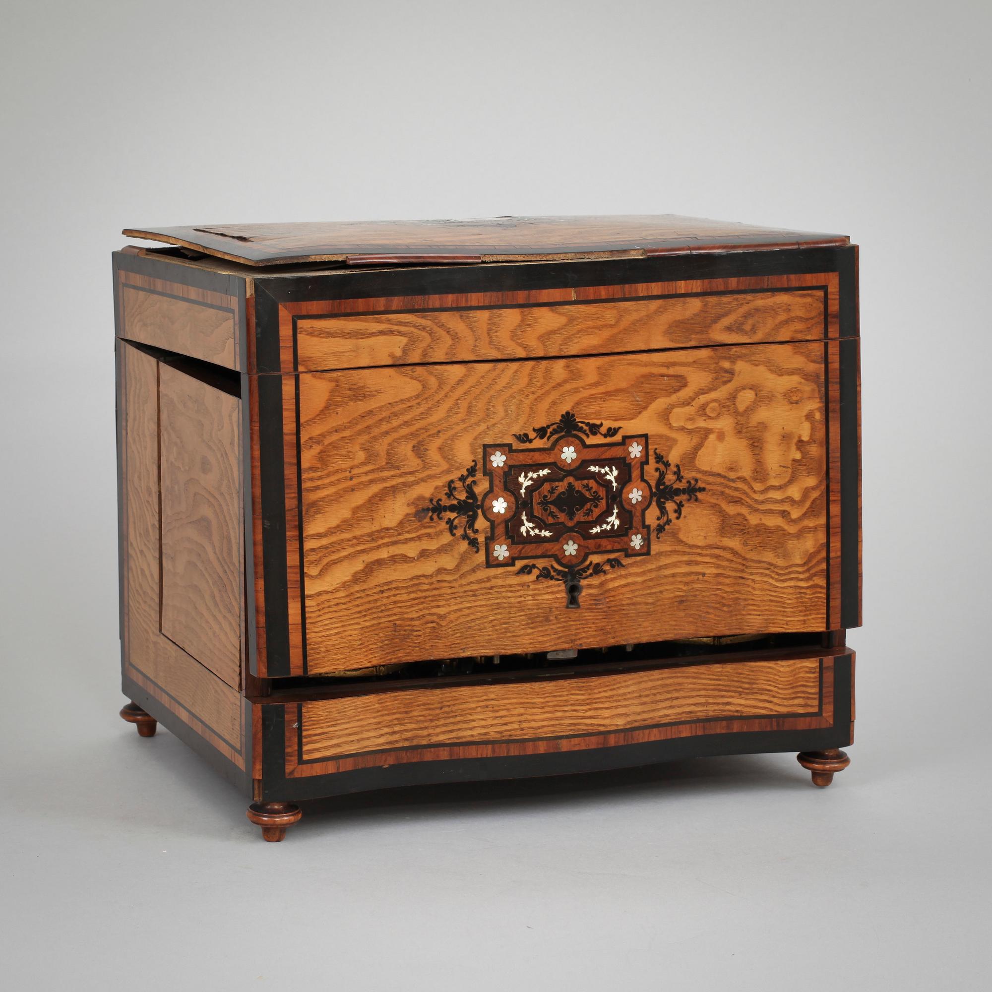 SCHATULL med LIKÖRSERVIS. 1800-talets andra hälft.