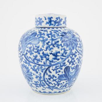 A Chinese blue and white porcelain lidded urn, Kangxi-style, 19th/20th Century.