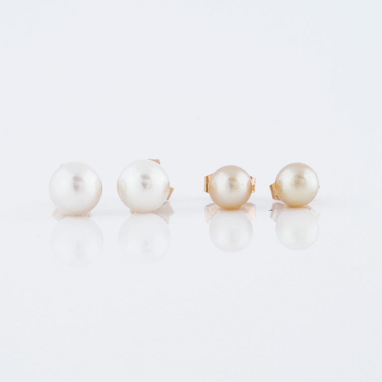 ÖRHÄNGEN, två par, med odlade pärlor. Välgörenhetsauktion Läkare Utan Gränser.