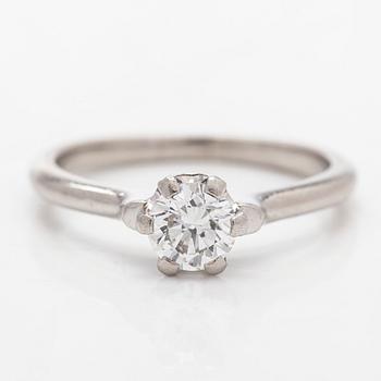 Ring, solitär, platina och en briljantslipad diamant.