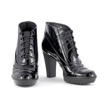 568. TOD'S, a pair of black patent lace-up booties. Size 39.