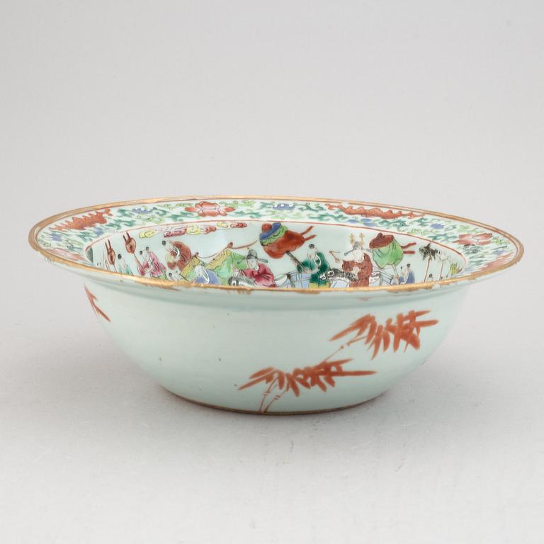 A famille rose basin, Qing dynasty, circa 1900.