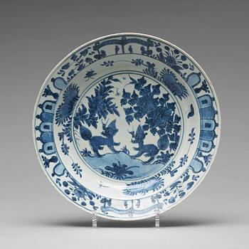 879. A blue and white bowl, Ming dynasty, Wanli (1572-1620).