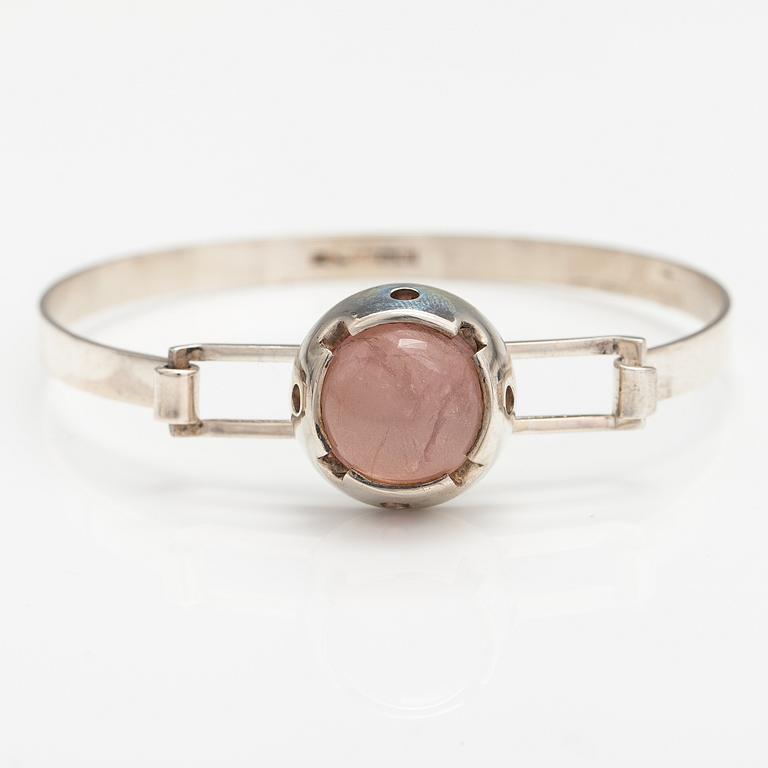 A silver bracelet with a rose quarts. Martti Viikinniemi, Heinola 1966.