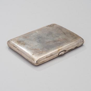 CIGARETTETUI I SILVER, svenska importstämplar. Vikt 236 g.