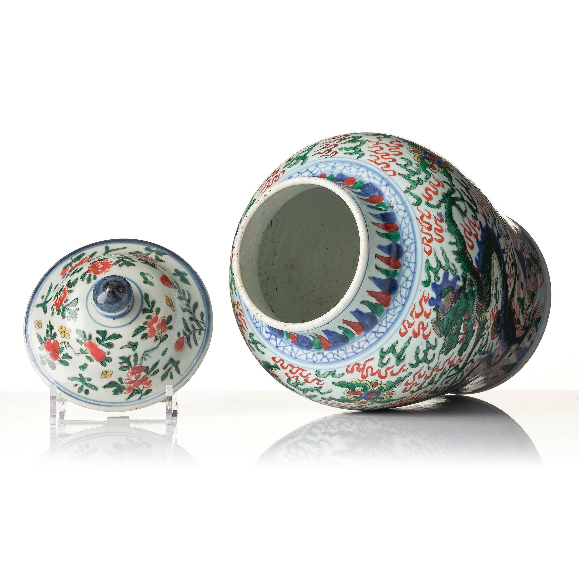 A wucai dragon vase, Transition, 17th century.