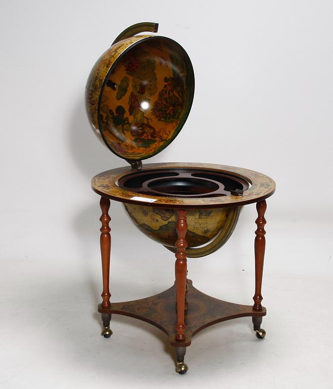 BARSKÅP, i form av jordglob. 1900-talets andra hälft.