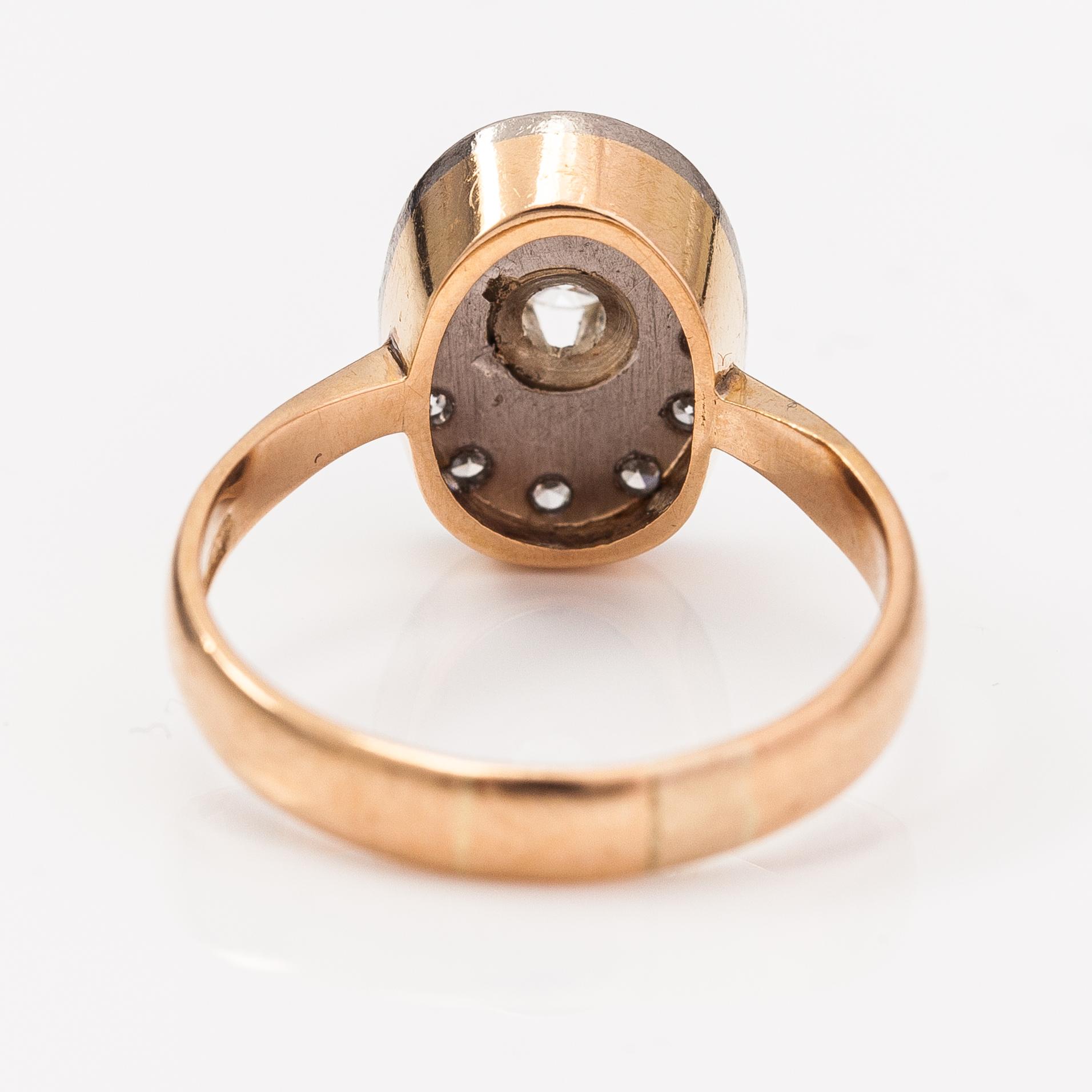 An 18K gold ring with diamonds ca. 0.43 ct in total. Aake Lionel Röyskö, Tampere 1971.