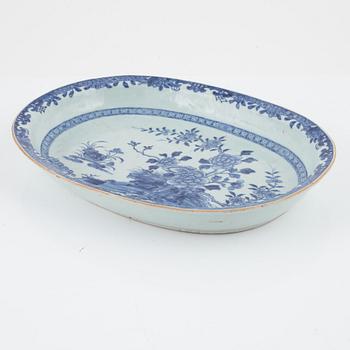 A blue and white serving dish, Qing dynasty, Qianlong (1736-95).
