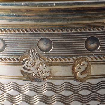 ZARFS, 12 st, silver med porslinskoppar. Osmanska riket, 1800-talets slut. Höjd 4,5 cm, med kopparna 6,5 cm.