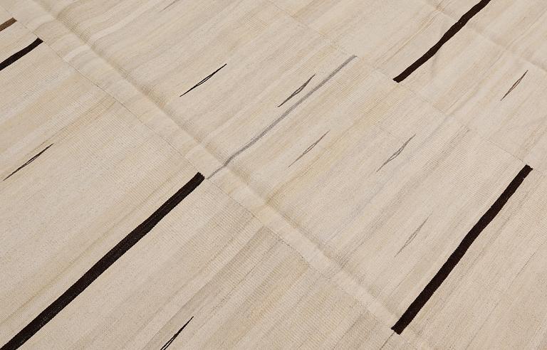 Matta, orientalisk slätväv, ca 314 x 221 cm.