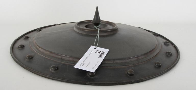 PRYDNADSSKÖLD, patinerad metall.