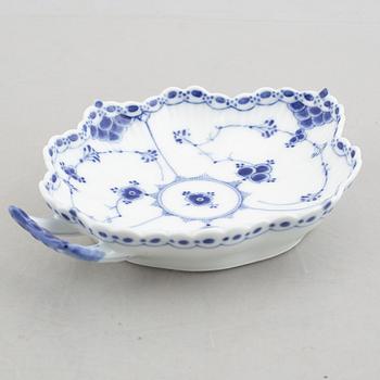 A 'Blue Fluted Half Lace' porcelain dish with handle, Royal Copenhagen, model 550, 1898-1923.