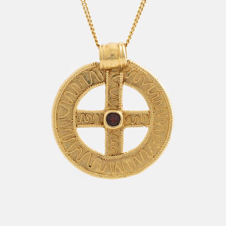 Hängsmycke, Bengt Hallberg, 18K guld med röd sten, kopia efter vikingasmycke.