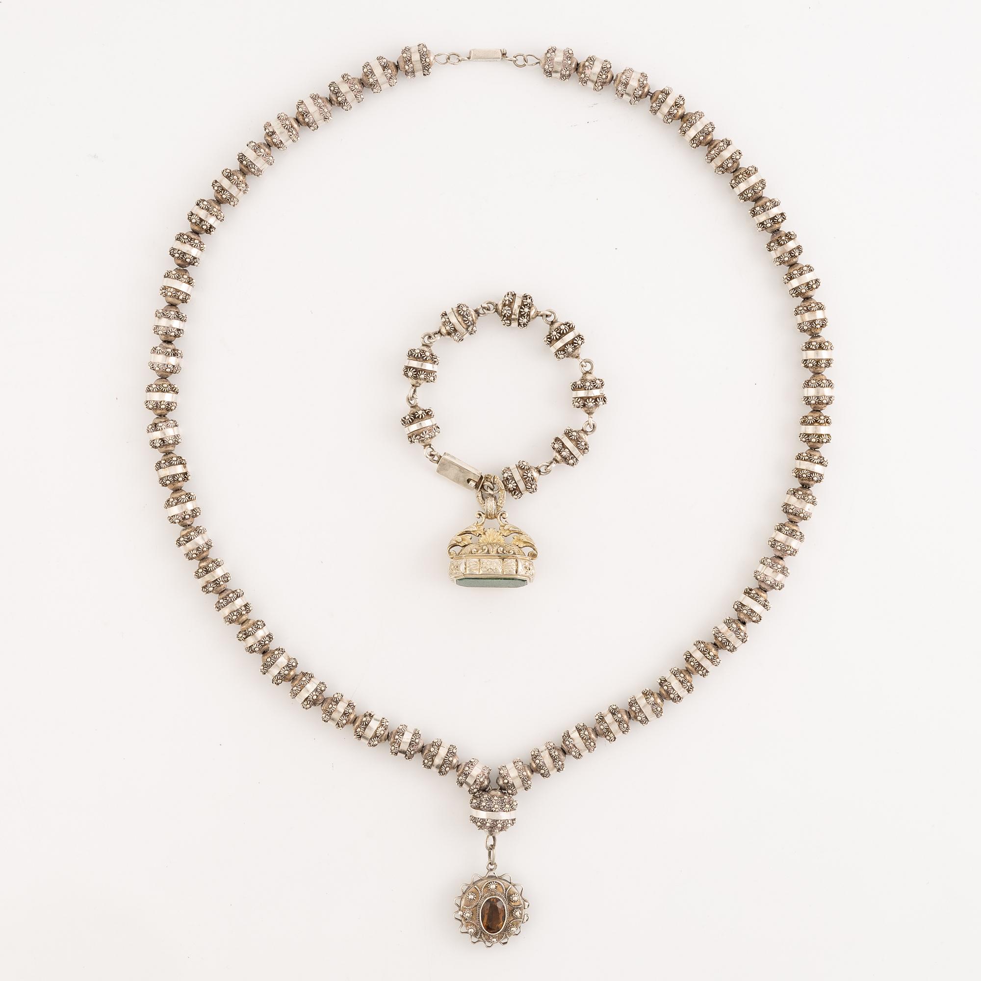 Collier med medljong samt armband silver, Mexiko.