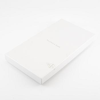 A Van Cleef & Arpels "Alhambra" necklace 18K gold with mother-of-pearl and onyx.