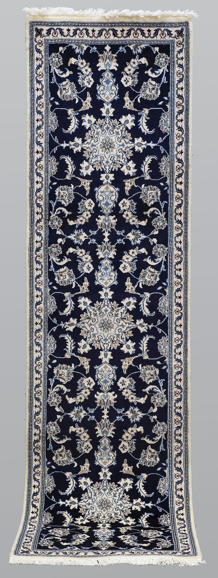 Gallerimatta, Nain, ca 290 x 78 cm.