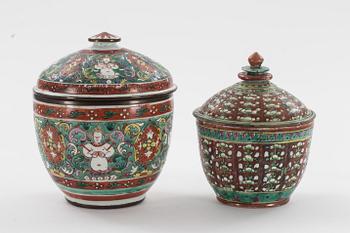 URNOR MED LOCK, porslin, 2 st. Bencharong,  Thailand, 1800-talets slut.