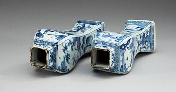 A pair of blue and white transitional vases, 17th Century.