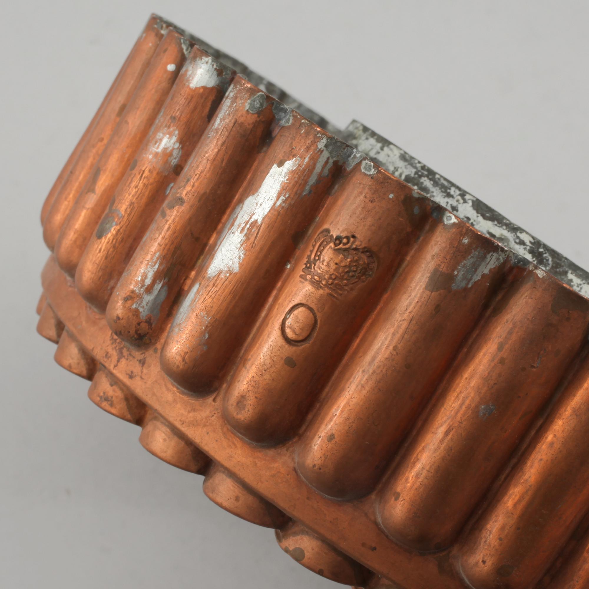 FORM, kopparpläterad metall, med kung Oscar II:s ägarstämpel, 1800-talets andra hälft.