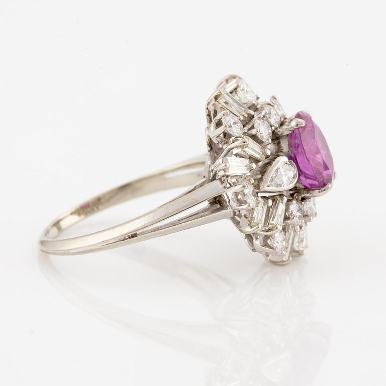 Ring 18K vitguld med en rubin samt briljant- och baguettslipade diamanter.