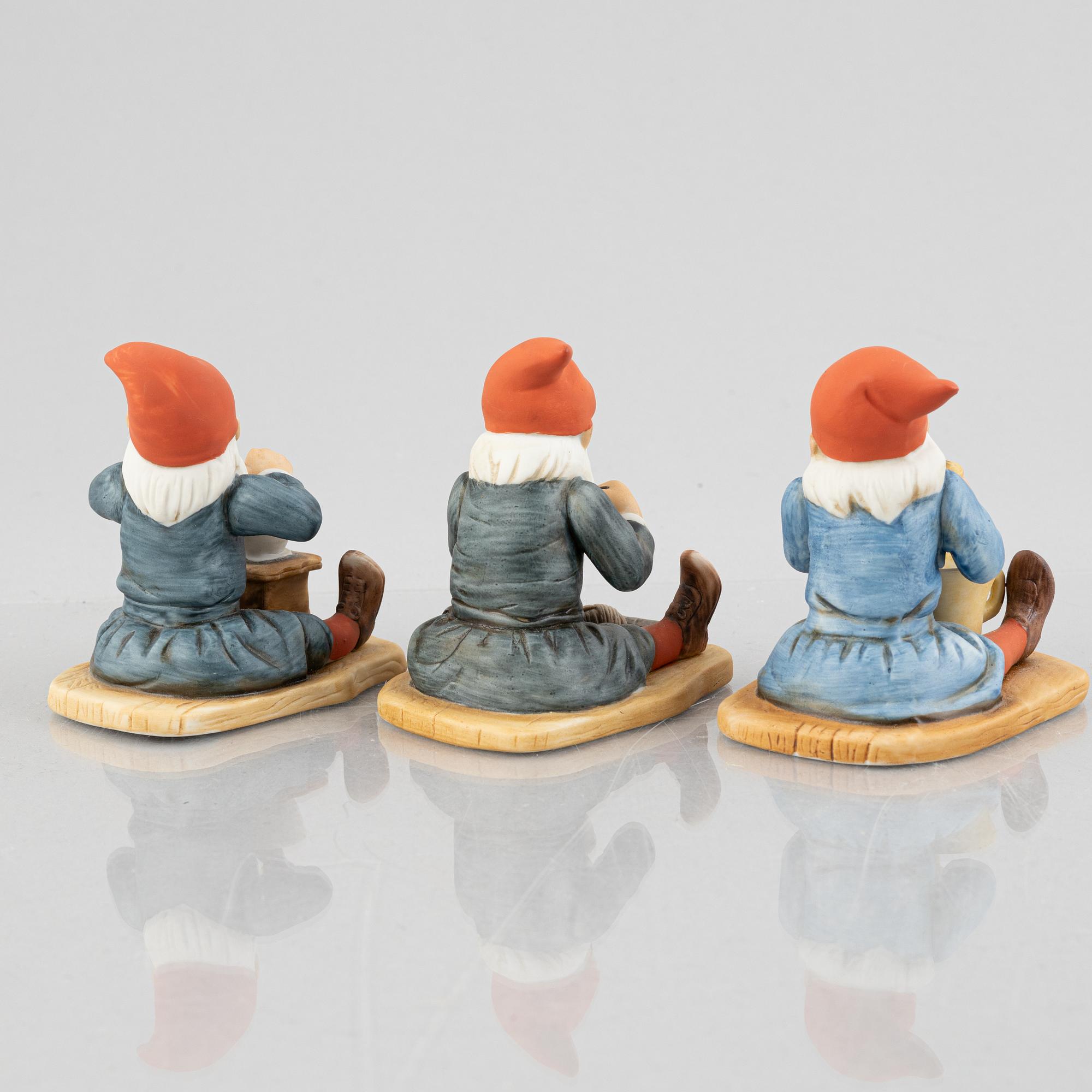 Jenny Nyström, efter. Figuriner, 12 st, porslin, Kalmar Läns Museum och ljuslyktor, 2 st, Nils Holgersson-gården.
