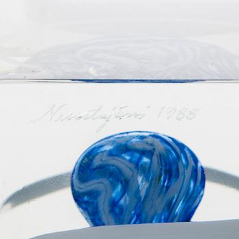 OIVA TOIKKA, an annual glass cube signed Oiva Toikka, Nuutajärvi 1988, numbered 142/2000.