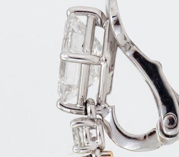 ÖRHÄNGEN med fancy light yellow samt färglösa diamanter, totalt 8.07ct.