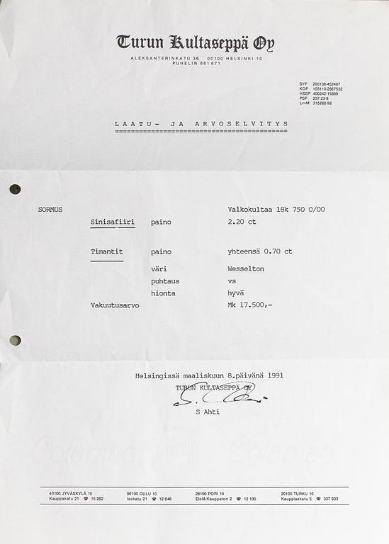 Sormus, 18K valkokultaa, safiiri n. 2.20 ct ja timantteja n. 0.70 ct yht. Suomalaiset tuontileimat 1991.