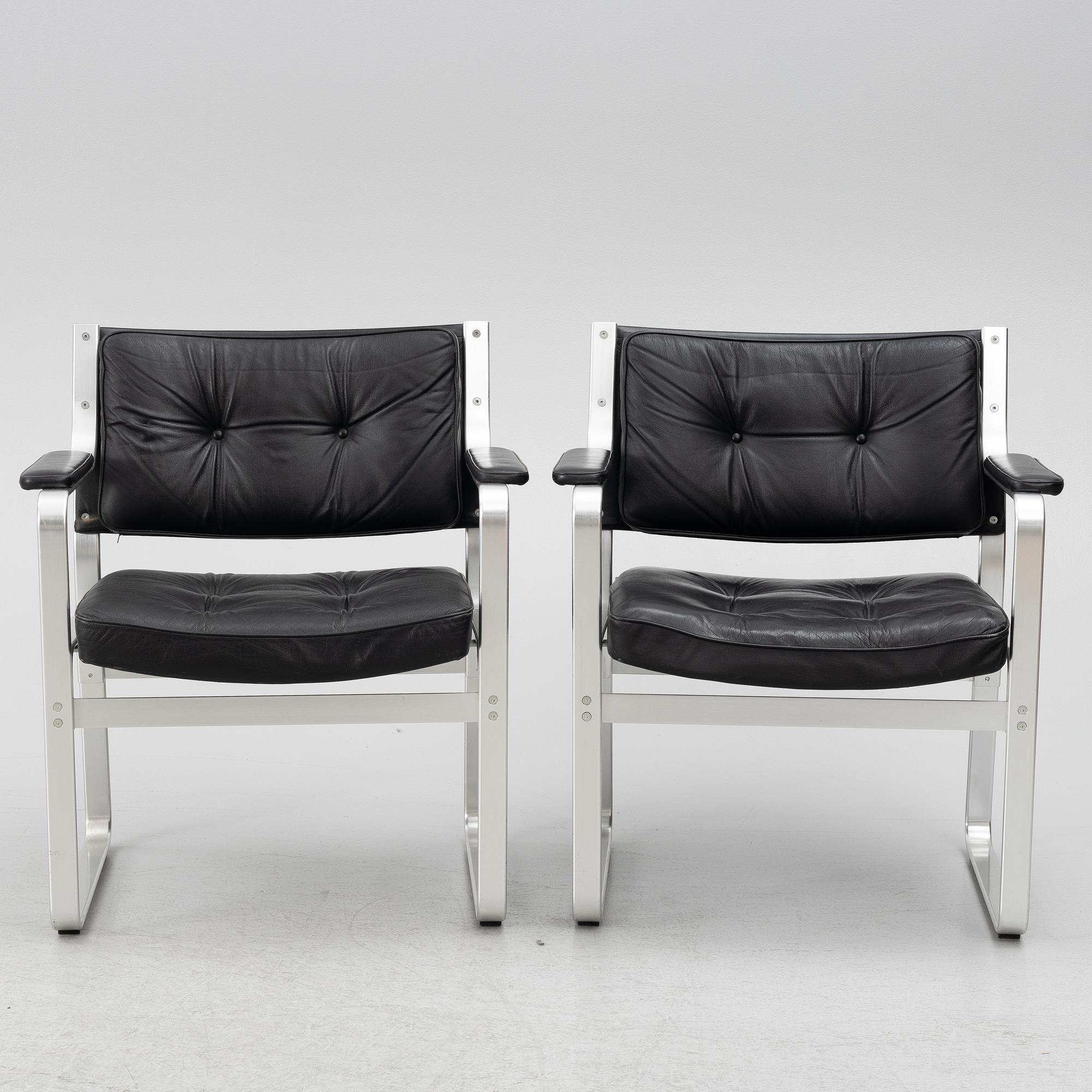 Karl Erik Ekselius, karmstolar/ fåtöljer ett par "Mondo" för JOC möbler sent 1900-tal.