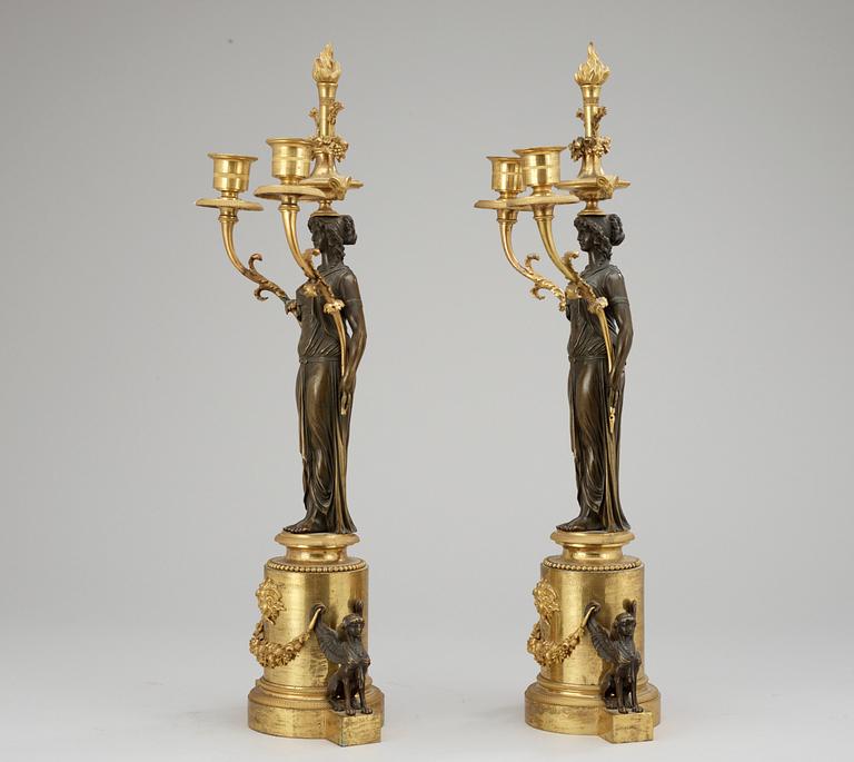 KANDELABRAR, för två ljus, ett par. Frankrike, 1700-talets slut. Louis XVI.