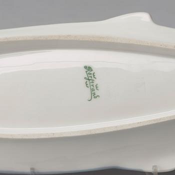 Alf Wallander, servisdelar, 21 st "Iris" samt tre små fiskfat, porslin, Rörstrand, jugend.