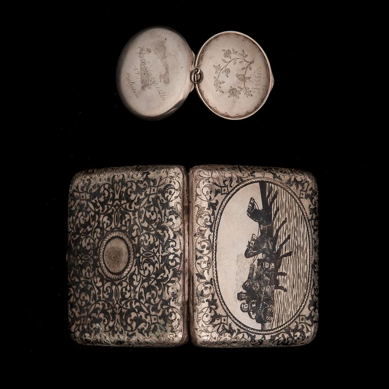 CIGARETTETUI OCH PILLERDOSA, silver, Ryssland och Finland, 1900-talets början.