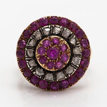 Ring, 18K guld, rosenslipade diamanter och rubiner. Sekelskiftet 1800/1900.