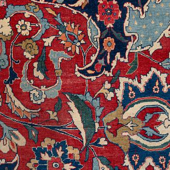 An antique/semi-antique Tabriz carpet of 'Vase design', ca 509 x 359 cm.