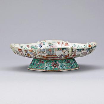 198. TAZZA, porslin. Qing dynastin, Kanton, 1800-tal.