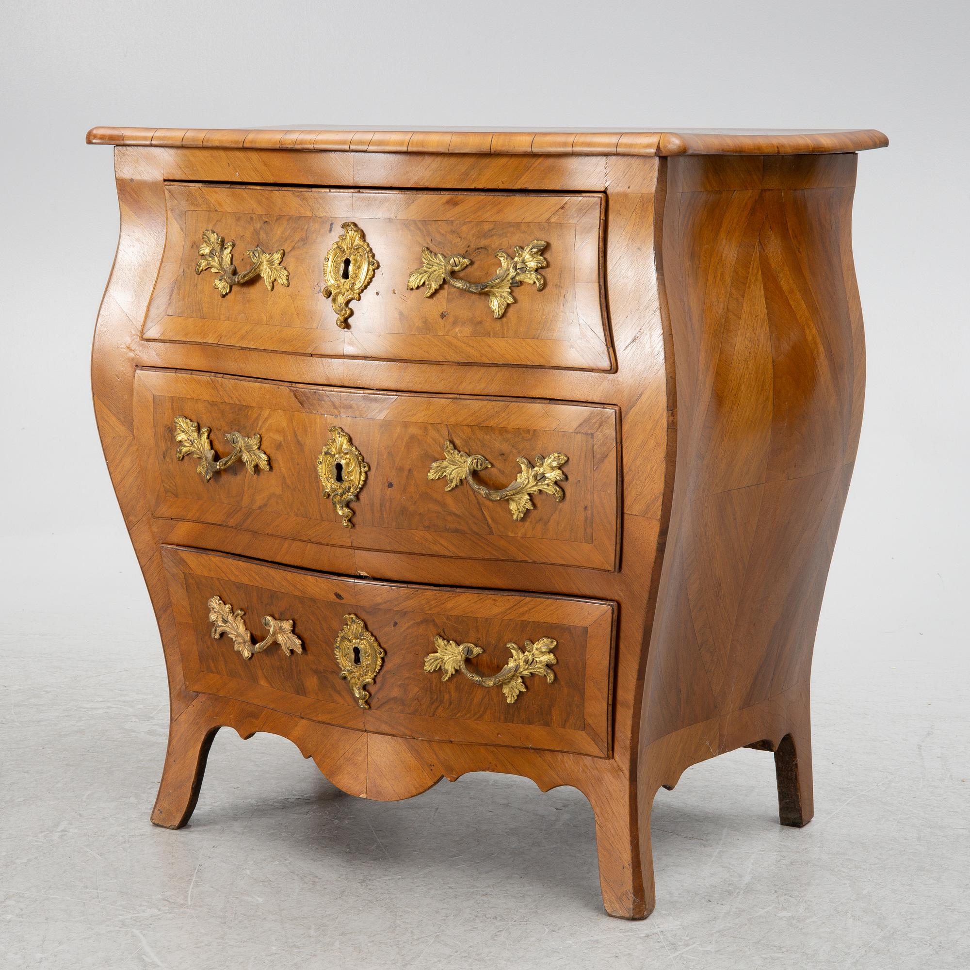 Byrå, rokoko, i Johan Åbrandts art (Stockholm 1749-1773),  1700-talets andra hälft.