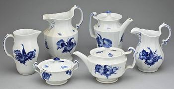 MAT samt KAFFESERVIS, porslin, 129 delar, "Blå blomst" , Royal Copenhagen, 1900-talets mitt.