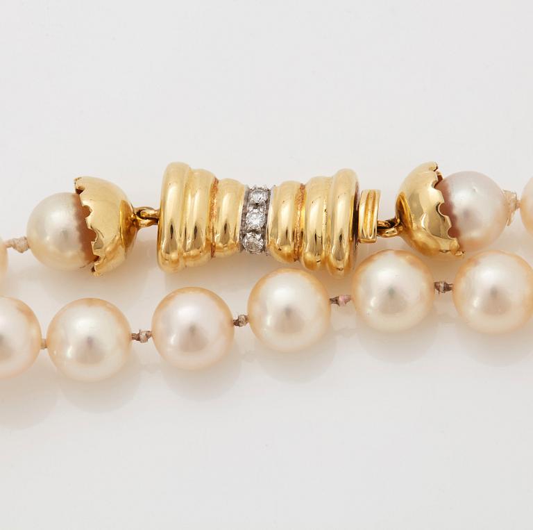 A Chaumet cultured pearl necklace with a clasp in 18K gold set with round brilliant-cut diamonds.