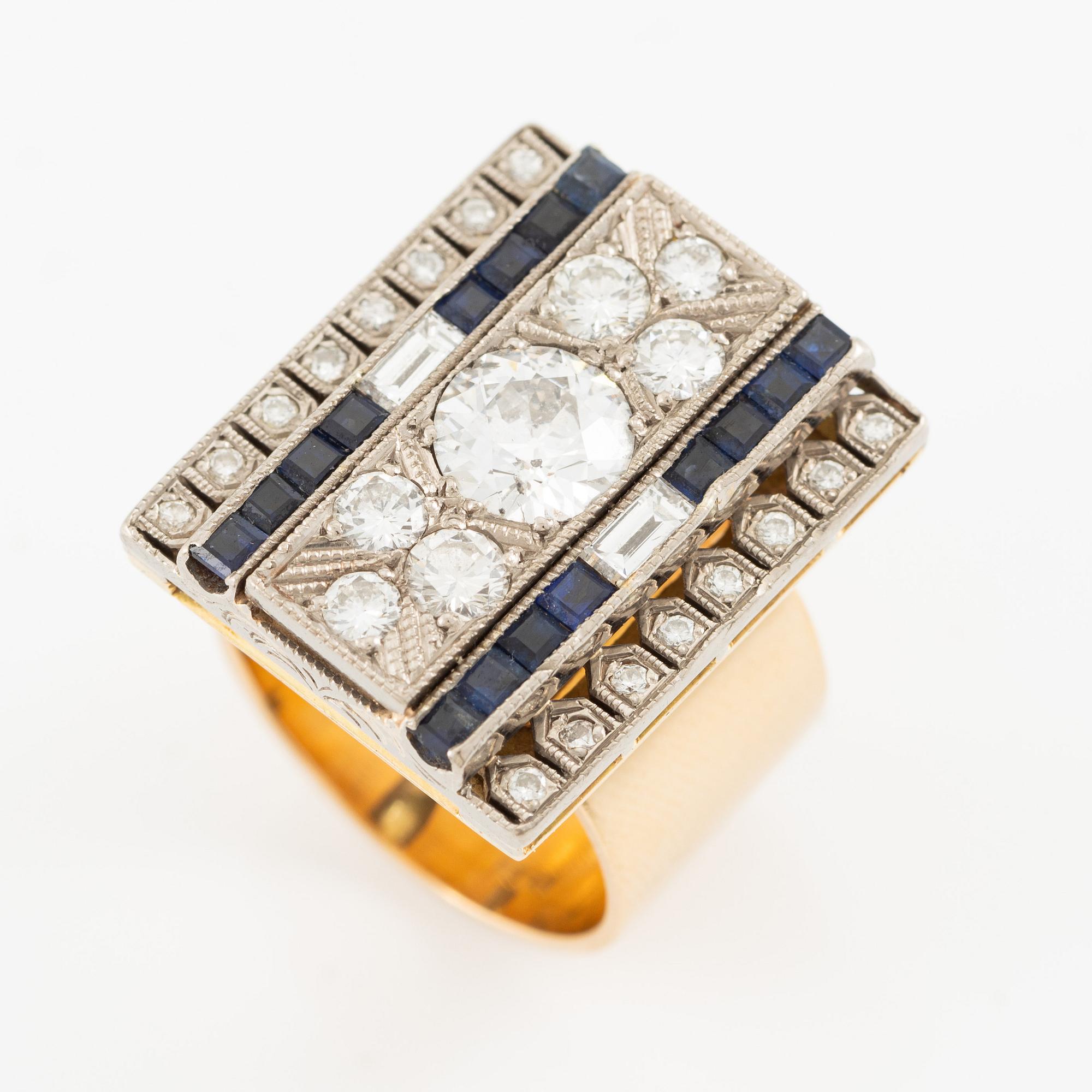 Ring 18K guld med gammalslipad diamant, briljantslipade och baguetteslipade diamanter samt carréslipade safirer.