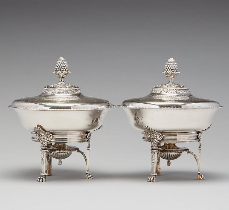 Adolf Zethelius, karotter / terriner på réchaud, ett par, silver, Stockholm 1830. Empire.