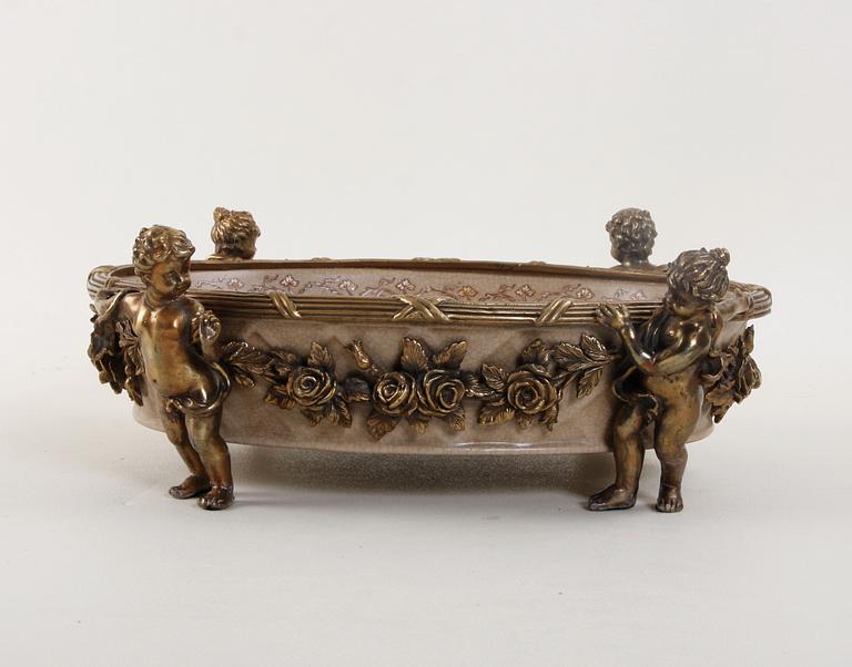 JARDINIERE, porslin och mässing, Louis XVI-stil, 1900/2000-tal.