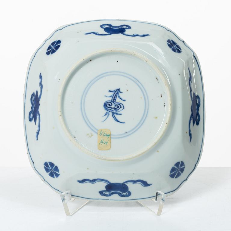 A blue and white porcelain dish, Kangxi (1662-1722).