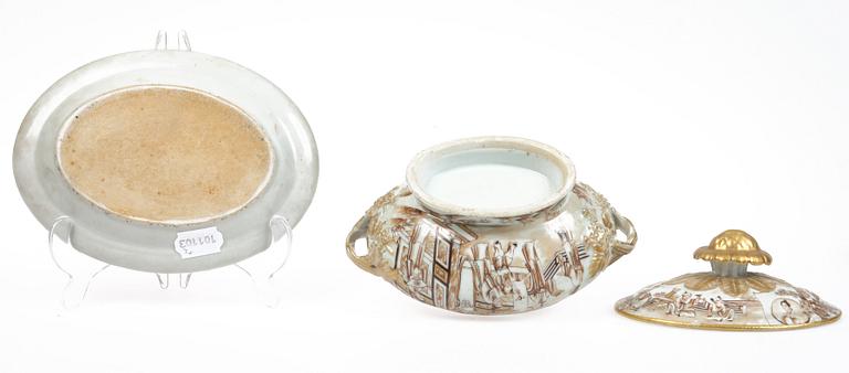TERRIN med UNDERFAT samt ASKFAT, porslin, Kina, 1700/1800-tal.