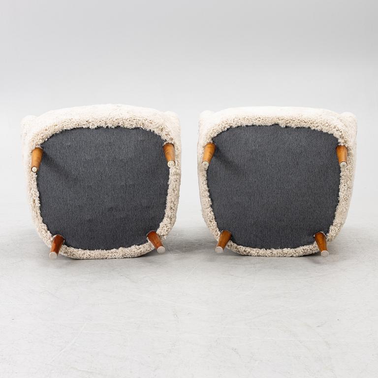 Carl Malmsten, A pair of Samsas easy chairs, second half of the 20th century.
