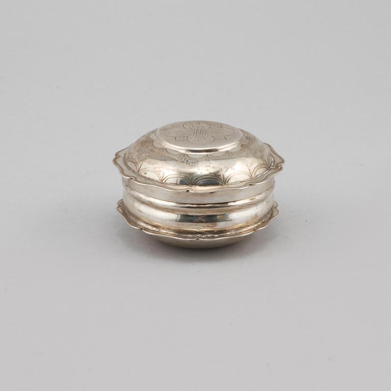 KYRKDOSA, silver, Johan Gustaf Enberg, Vänersborg, 1863, vikt 30 g.